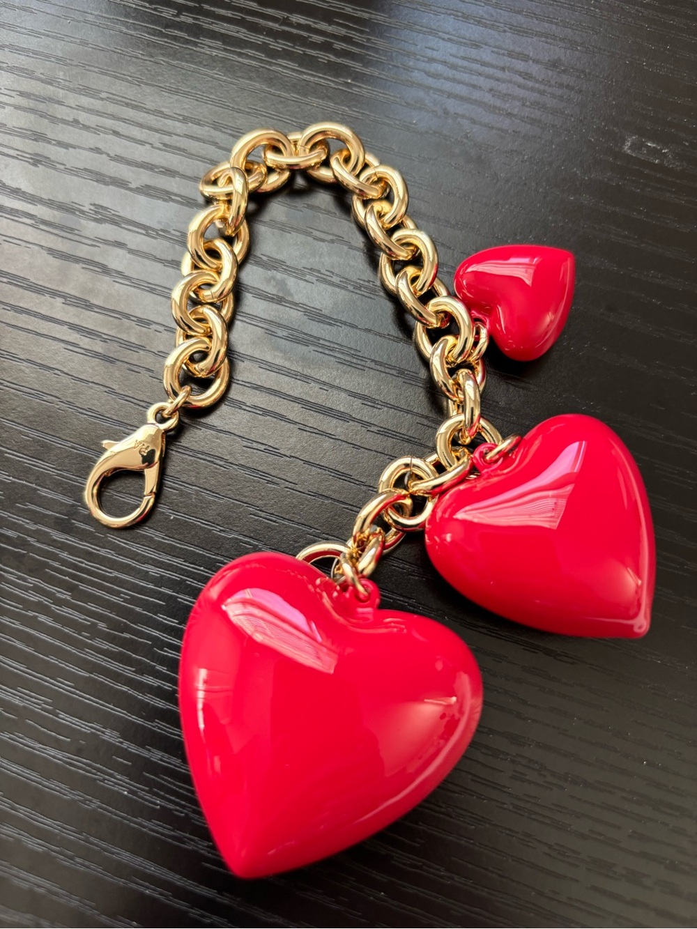 NWOT Roxanne Assoulin Gold Chain Bracelet with Red Heart Charms - Picture 2 of 6